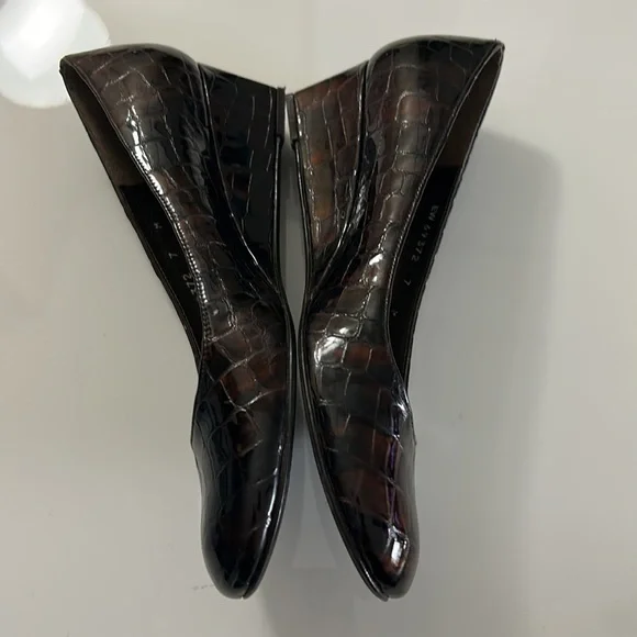(7) Stuart Weitzman brown faux gator shoes made in Spain - Picture 2 of 8